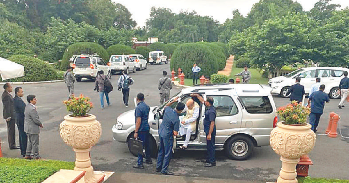 Stopping Shah’s convoy in confusion, leaves cops in a tizzy!